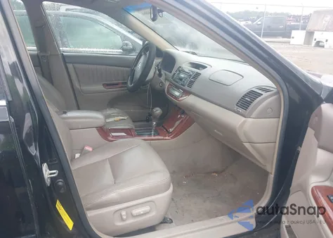 2005 Toyota Camry Xle V6 z USA, uszkodzony, nr VIN 4T1BF30K55U085939